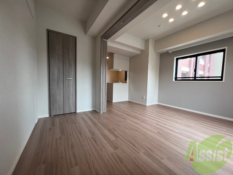 その他部屋・スペース　仕切りの扉を開けると開放感のあるリビングです