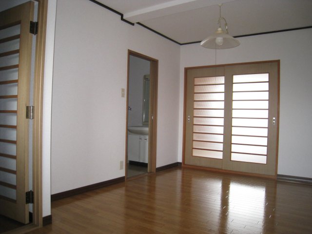 居室・リビング　同物件、別号室のものとなります