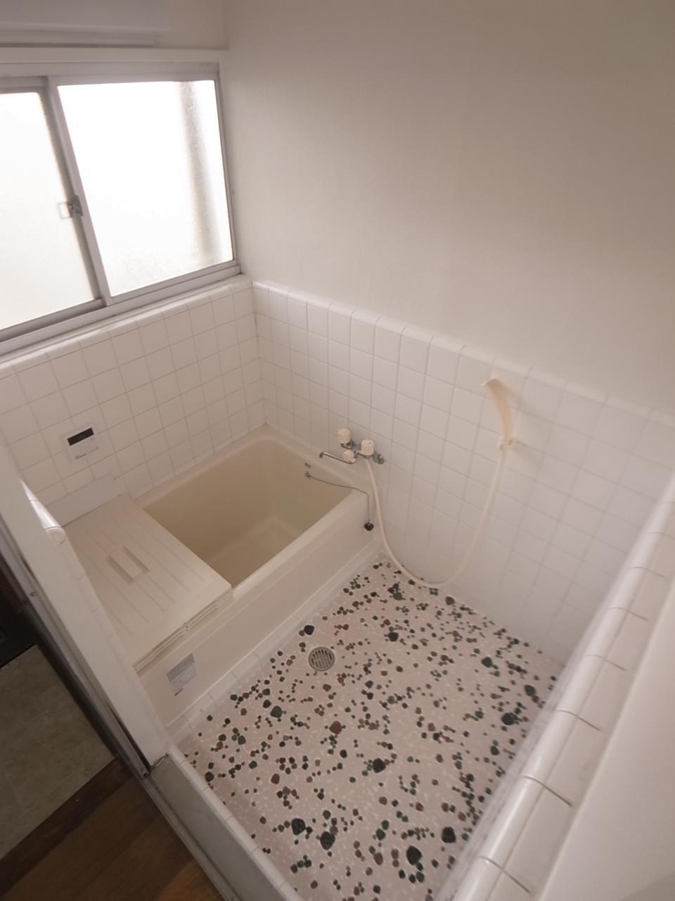 バス・シャワールーム　換気のしやすいバスルームです。