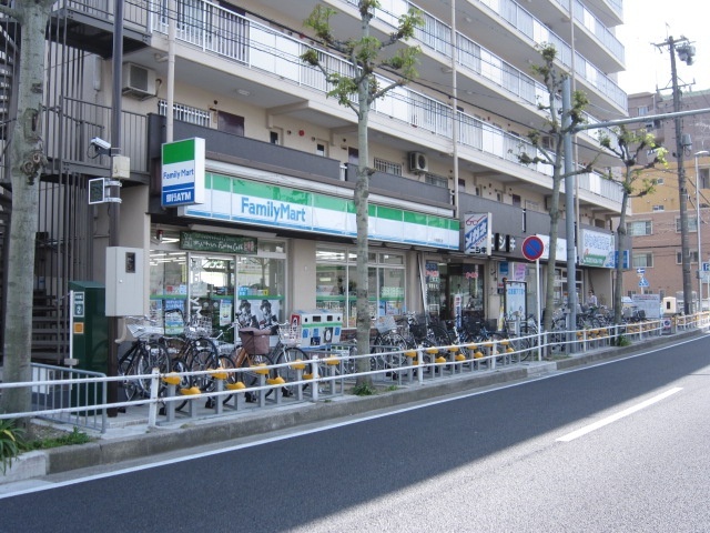 コンビニ　ファミリーマート川名駅前店（コンビニ）まで273m