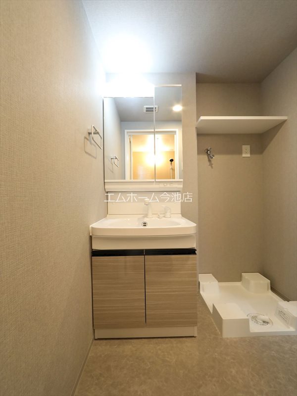 洗面設備　脱衣所　独立洗面台（シャンプードレッサー付）