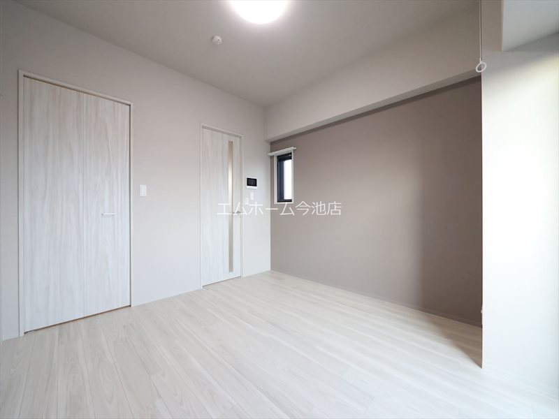 居室・リビング　洋室7.3帖　エアコン付　南向バルコニーに面しています