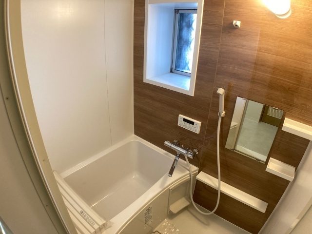バス・シャワールーム　窓があり明るいお風呂です