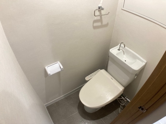 トイレ　温水洗浄便座です