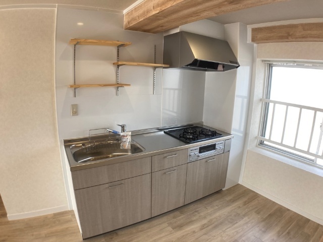 キッチン　システムキッチン３口コンロです