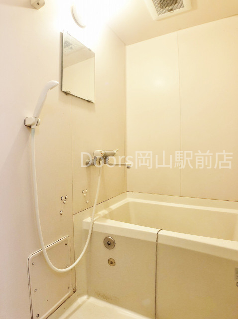 バス・シャワールーム　別部屋の可能性あり