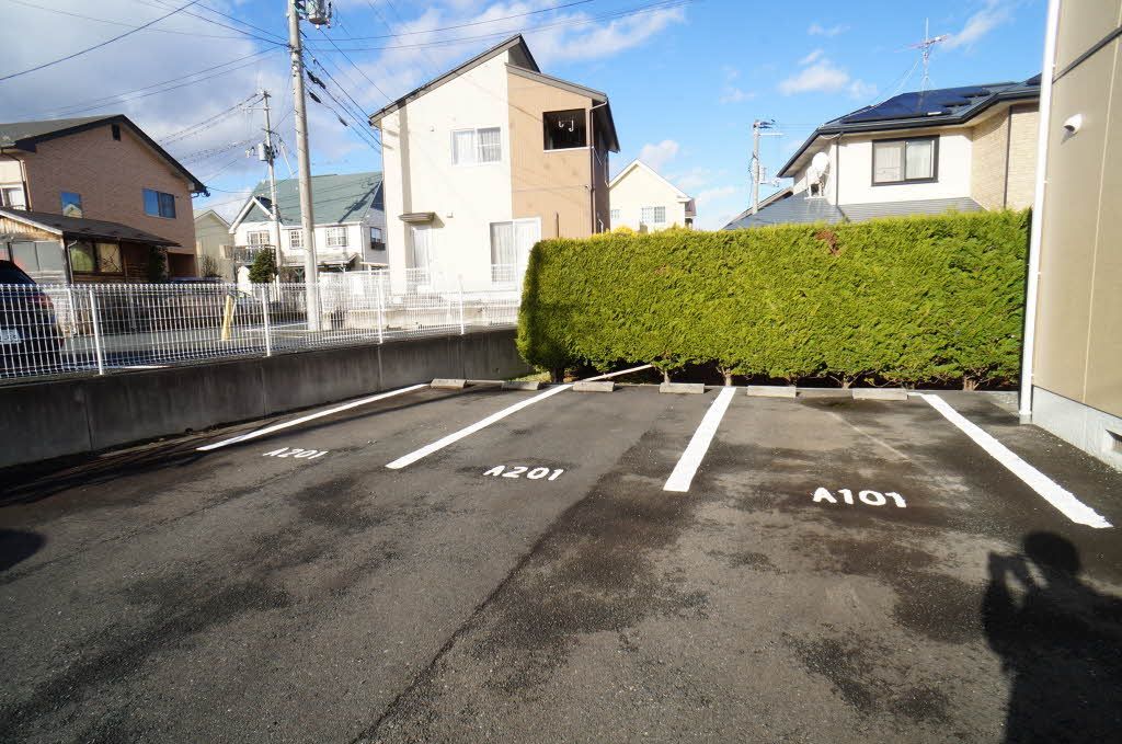 建物外観　駐車場