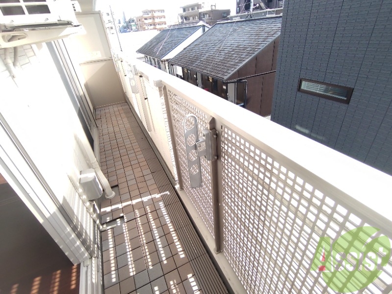 バルコニー　ベランダはよく日が当たり気持ちの良い空間です。
