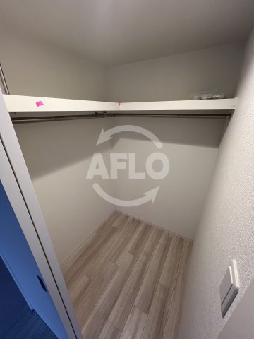 収納　セレニテ九条リアン　ウォークインクローゼット