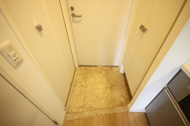 玄関　※同間取り別部屋参考写真となります