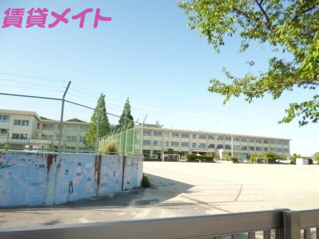 小学校　四日市市立泊山小学校（小学校）まで1013m
