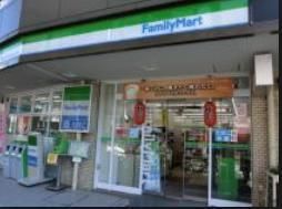 コンビニ　ファミリーマート（コンビニ）まで61m