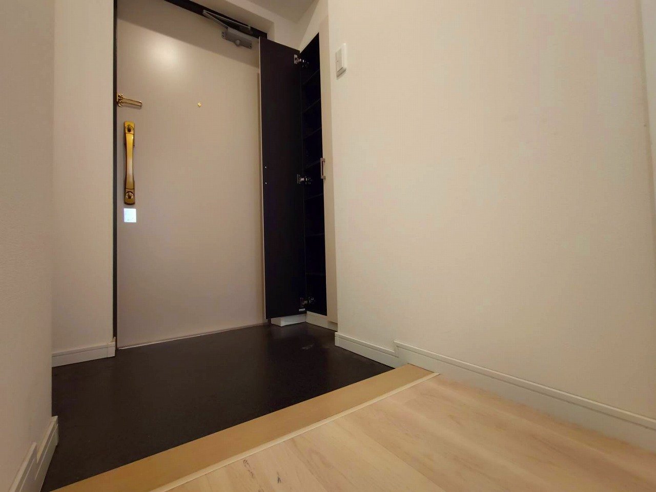玄関　別部屋　同タイプ室内写真参照