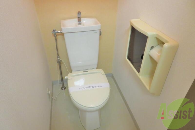 トイレ　小棚もついたトイレってうれしいですね。きれいです。