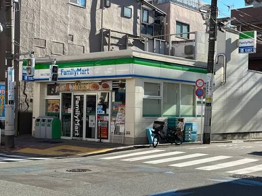 コンビニ　ファミリーマート牡丹三丁目店（コンビニ）まで221m