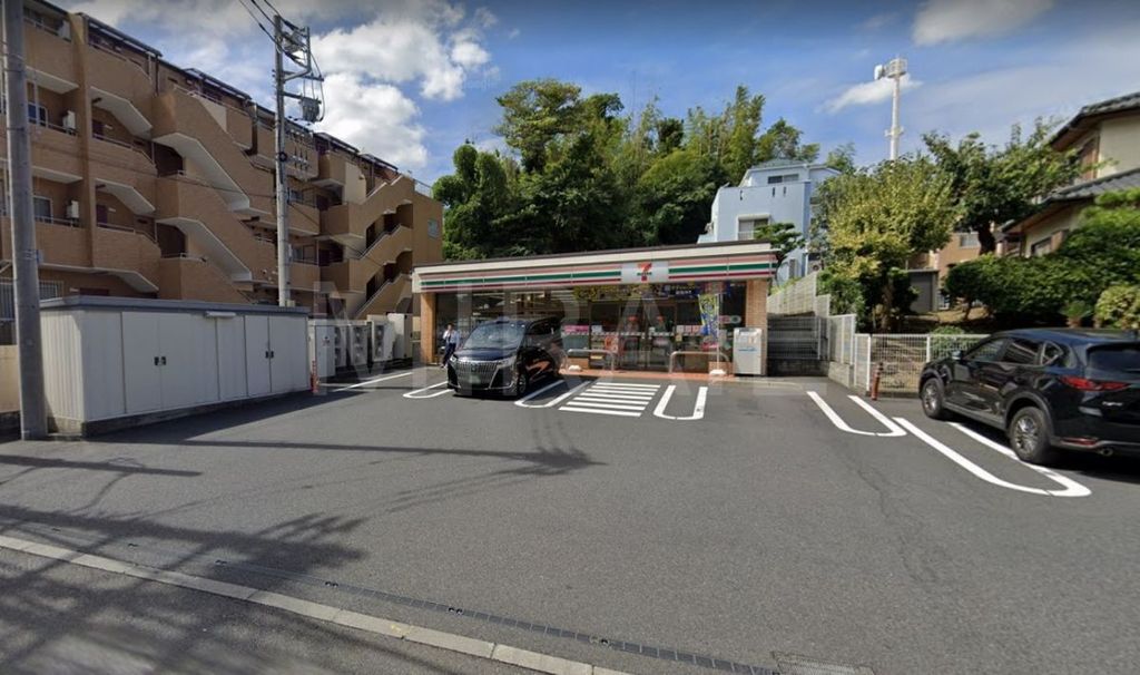 コンビニ　セブンイレブン横浜戸塚町中央店（コンビニ）まで290m