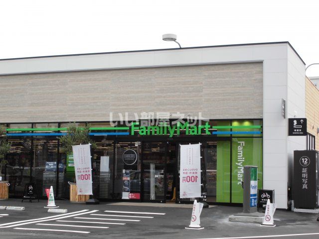 コンビニ　ファミリーマート　ＴＳＵＴＡＹＡ三吉店（コンビニ）まで252m