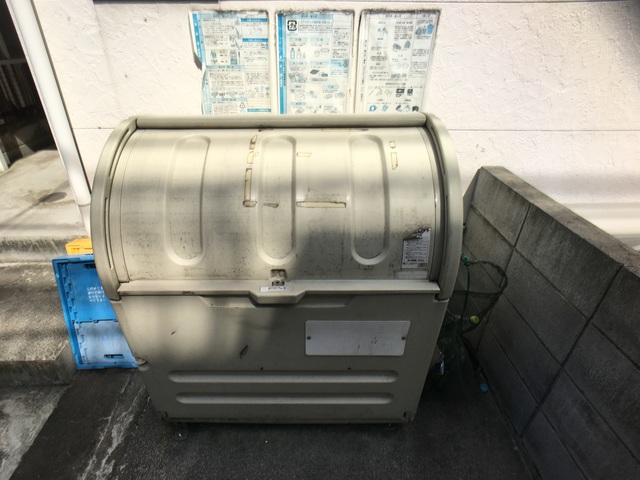 その他共有部分　蓋つきのゴミ置き場。衛生的ですね♪