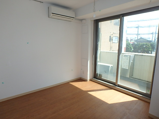 居室・リビング　前面開けていて明るいお部屋です