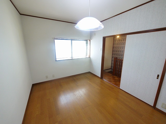 その他部屋・スペース　開放的な寝室です