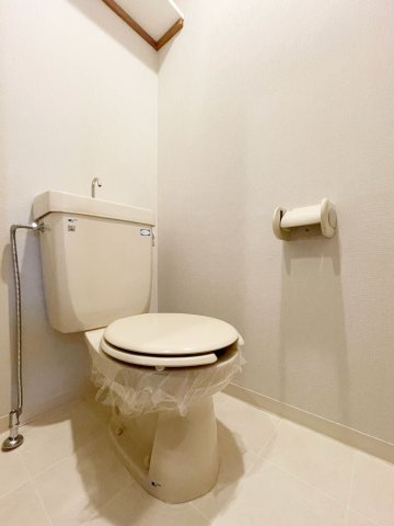 トイレ　別号室のもののため、実際のお部屋と仕様・内装等が一部異なる場