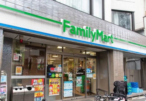 コンビニ　ファミリーマート 南麻布四丁目店（コンビニ）まで579m