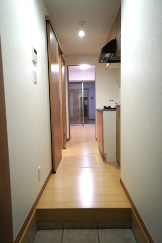 玄関　※同物件・反転タイプの写真です。
