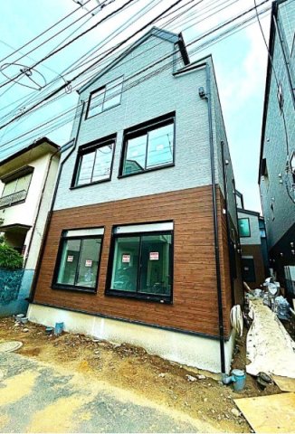 建物外観　2025年10月築　木造地上3階建て1R 1LDK総戸数8戸