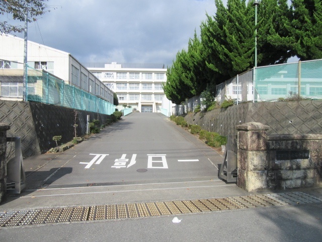 中学校　富士市立岳陽中学校（中学校）まで1992m
