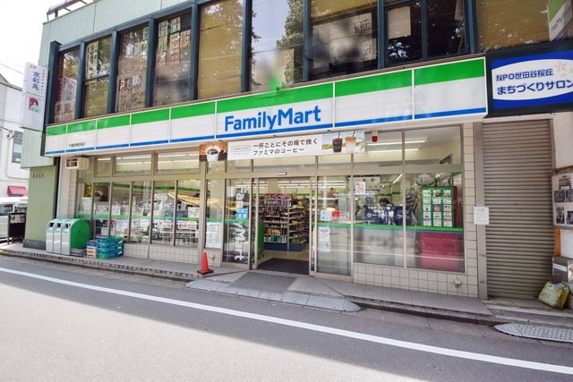 コンビニ　ファミリーマート（コンビニ）まで820m