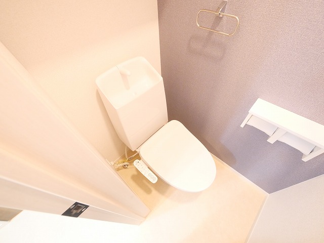 トイレ　落ち着いた色調のトイレです