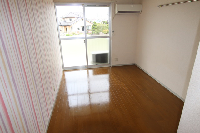 居室・リビング　洋室６帖　太陽の昇る東向きのお部屋です☆