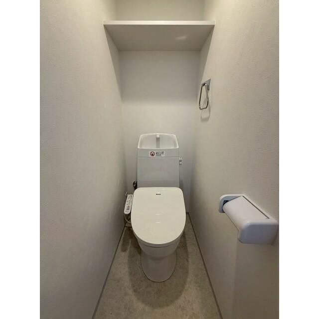 トイレ　落ち着いた色調のトイレです