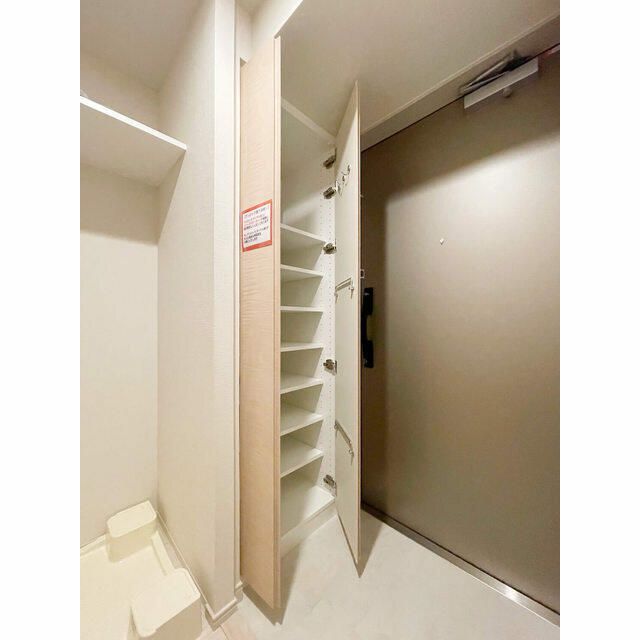 玄関　写真は同タイプ住居です。