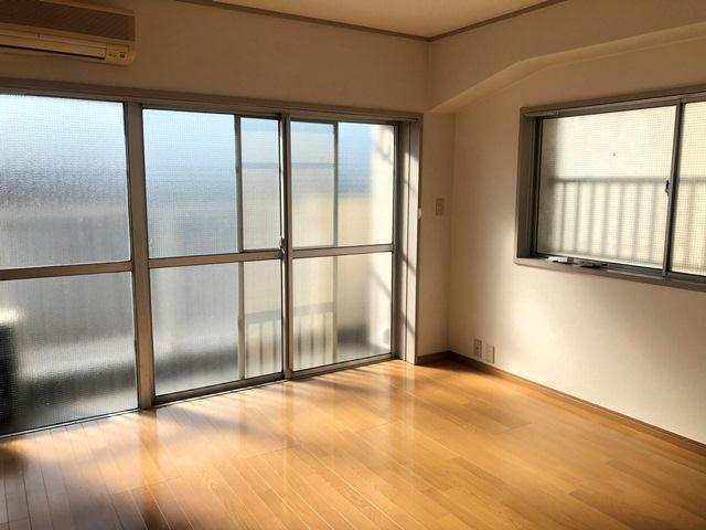 四谷フラワーマンションの居間写真