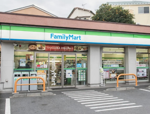 コンビニ　ファミリーマート品川桐ヶ谷通り店（コンビニ）まで330m