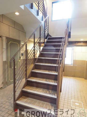 ＪＲ東海道本線 六甲道駅 徒歩3分 3階建 築30年の玄関写真