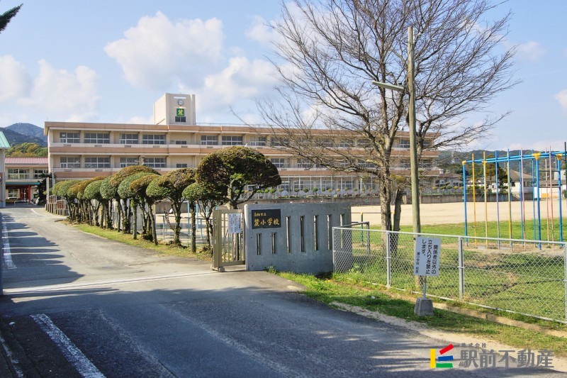 小学校　麓小学校（小学校）まで2000m
