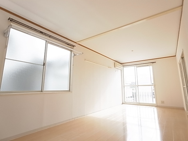 居室・リビング　採光良好、明るいお部屋です。