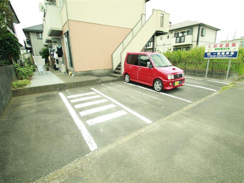 【シャトレーヌの駐車場】