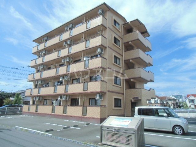【菊川市半済のマンションの建物外観】