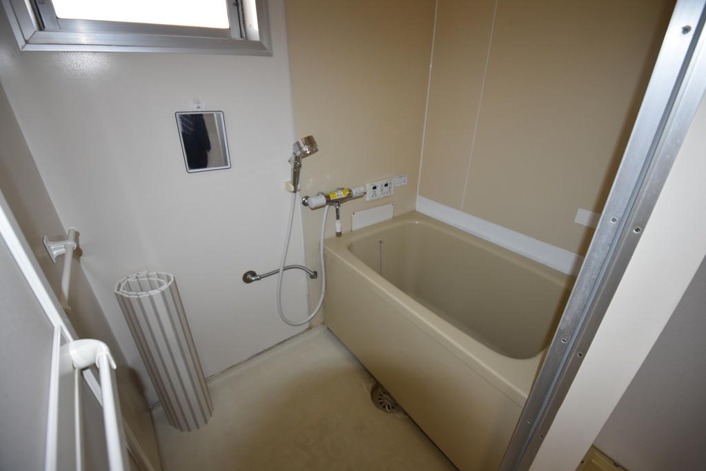 バス・シャワールーム　サーモ水栓付！