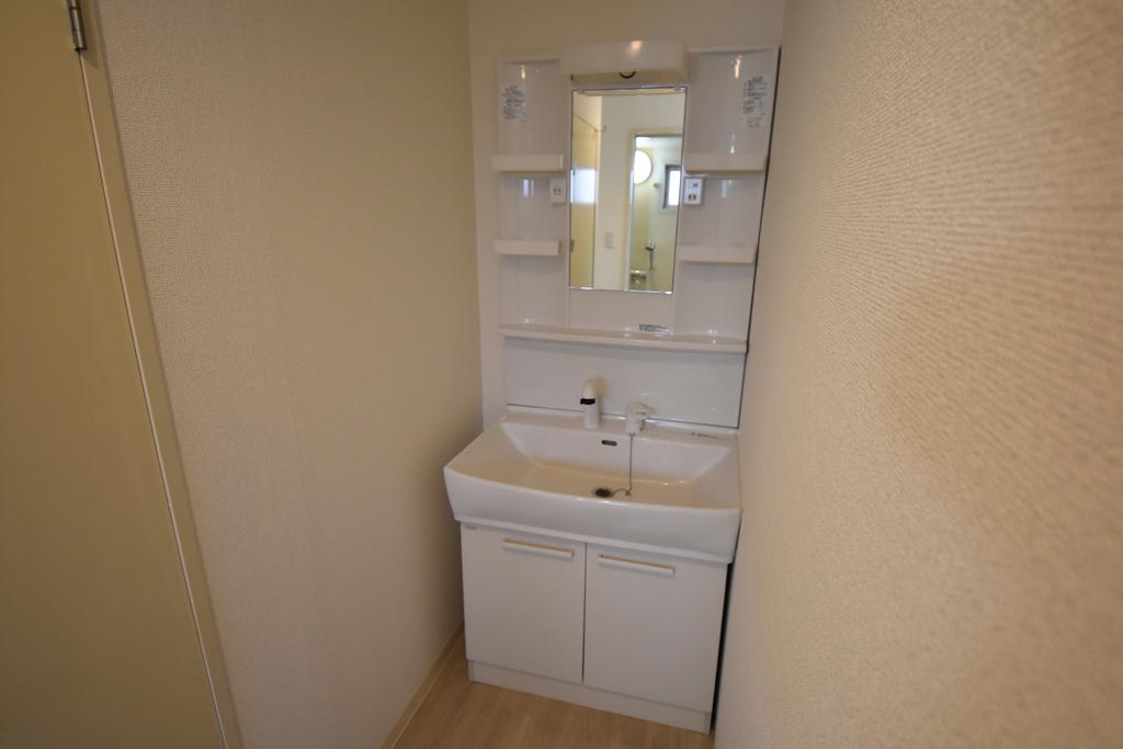 洗面設備　リノベーション物件。築年数を感じさせません。