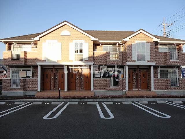 富士吉田市新西原のアパートの建物外観