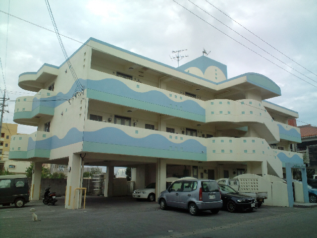 沖縄市美原のマンションの建物外観