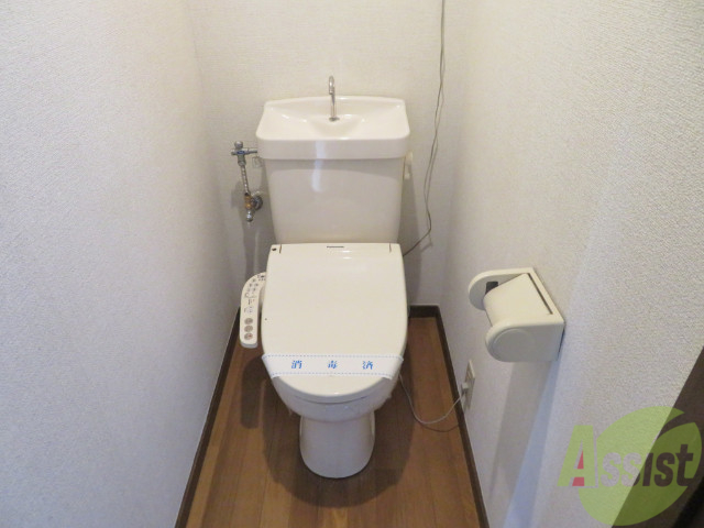 トイレ　トイレはこちらウォシュレット付きでうれしいですね