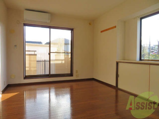 居室・リビング　リビングは日差しが差し込み明るいお部屋ですね