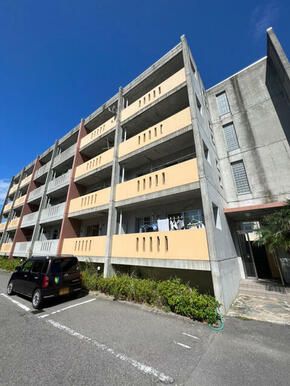 【板野郡北島町鯛浜のマンションの駐車場】