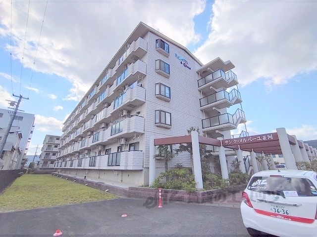 亀岡市大井町並河のマンションの建物外観