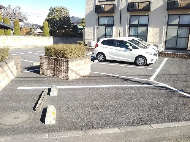 【鴻巣市筑波のアパートの駐車場】